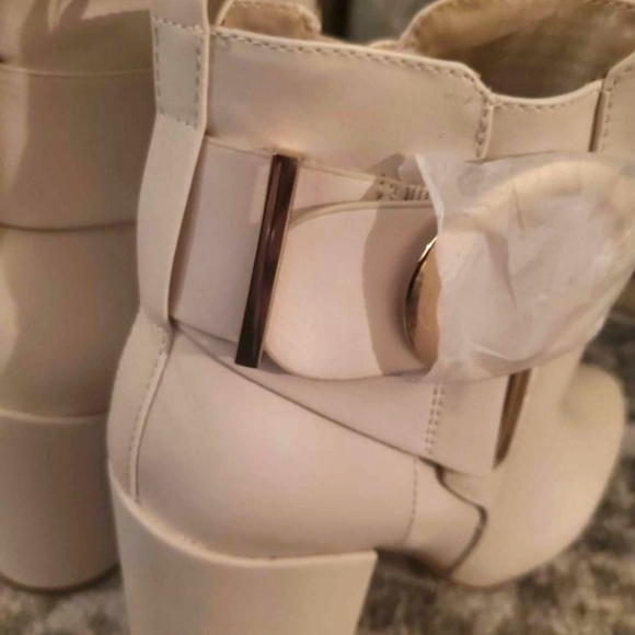 BRAND NEW!!*** classy comfy Womens Eloise BOOTIES (in bone color) - Picture 5 of 7